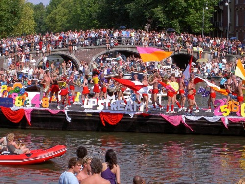 2048px-Amsterdam_Gay_Pride_2004,_Canal_parade_-009